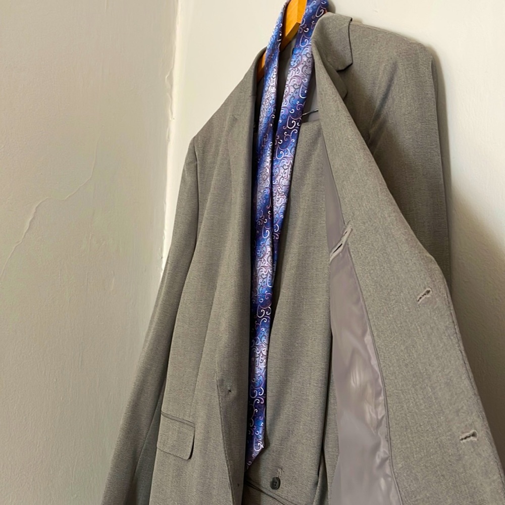 J. Ferrar steal grey houndstooth slim fit suit.